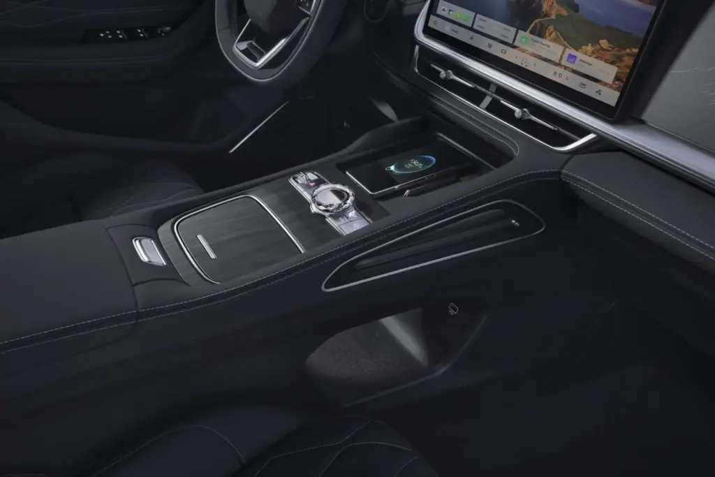 Geely Monjaro EM-i: el nuevo D-SUV con 334 CV y 116 kilómetros de autonomía eléctrica 6 Motor16 Geely Monjaro EM i Interior 26 Motor16