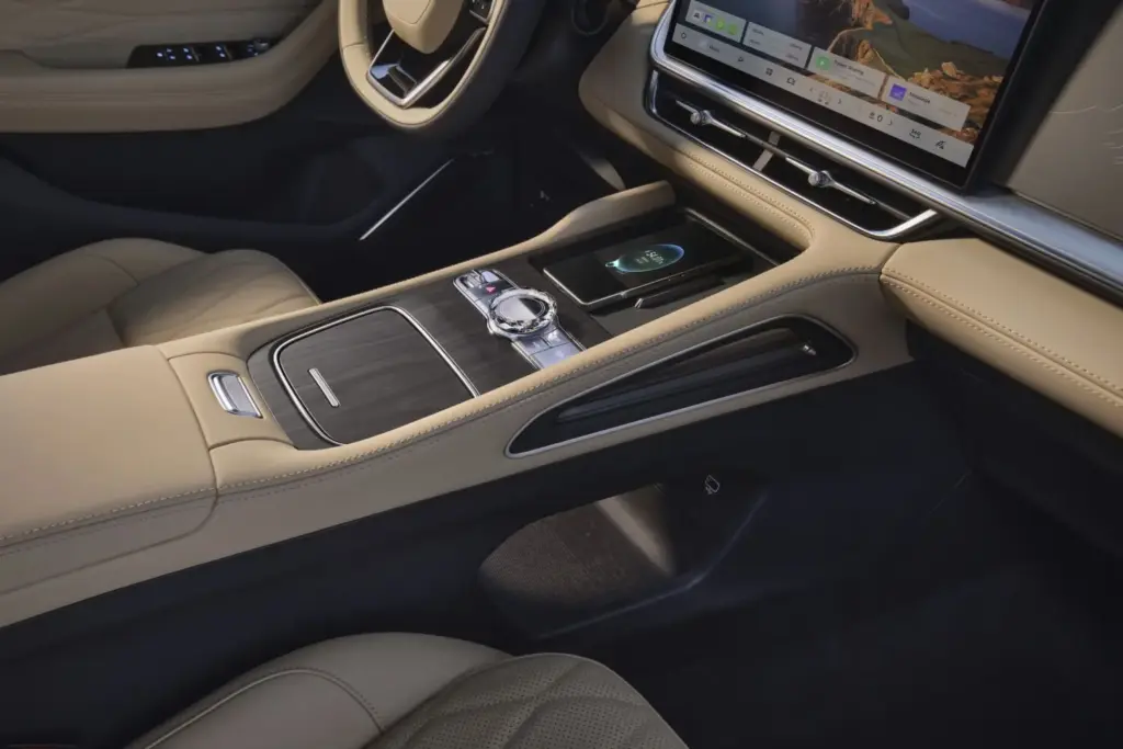 Geely Monjaro EM-i: el nuevo D-SUV con 334 CV y 116 kilómetros de autonomía eléctrica 63 Motor16 Geely Monjaro EM i Interior 27 Motor16