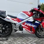Subasta de motos clásicas: 200 lotes con la Honda RC45 Castrol de 1997 y la Triumph Hurricane