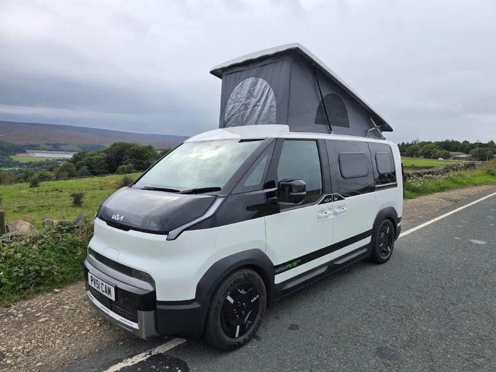 La Kia PV5 se transforma en furgoneta eléctrica camper de 4,69 m con dos camas dobles y 400 km de autonomía