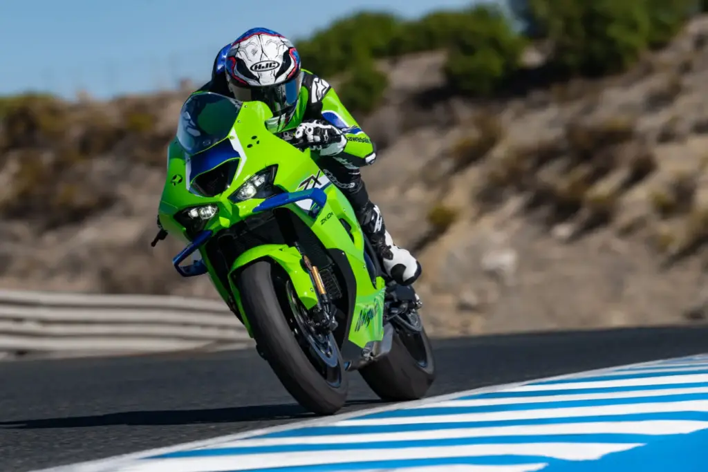 Kawasaki Ninja ZX 10R y ZX 10RR 2027 2 Motor16