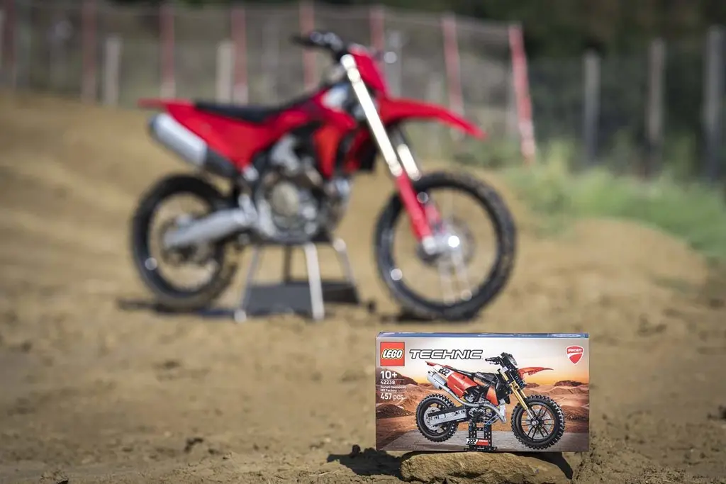 LEGO Technic Desmo450 MX Factory: la moto de motocross de Ducati ya se puede montar pieza a pieza por 49,99 € 3 Motor16 LEGO Technic Ducati Desmo450 MX Factory