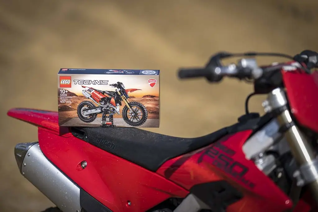 LEGO Technic Desmo450 MX Factory: la moto de motocross de Ducati ya se puede montar pieza a pieza por 49,99 € 4 Motor16 LEGO Technic Ducati Desmo450 MX Factory