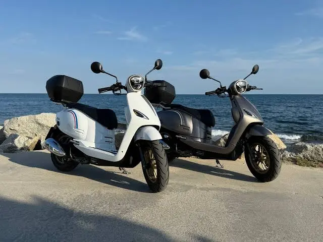 Por qué el scooter retro 125 con ABS, LED y USB cuesta la mitad que una Vespa Primavera 1 Motor16 Letbe Motor16