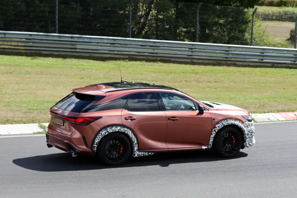 El Lexus RX Morizo RR se deja ver en movimiento por primera vez 13 Motor16 Lexus RX Morizo RR 2028 Nurburgring espia 10 Motor16