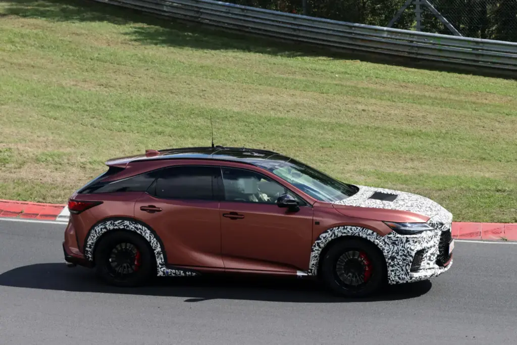 El Lexus RX Morizo RR se deja ver en movimiento por primera vez 10 Motor16 Lexus RX Morizo RR 2028 Nurburgring espia 7 Motor16