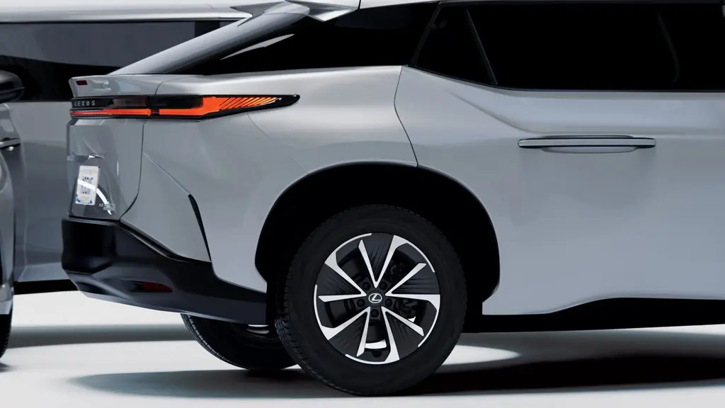 Parece IA pero no lo es: Lexus experimenta con las formas y transforma el RZ y el RX en dos esculturas imposibles 5 Motor16 Lexus MSCHF Circle Car y Twisted Car