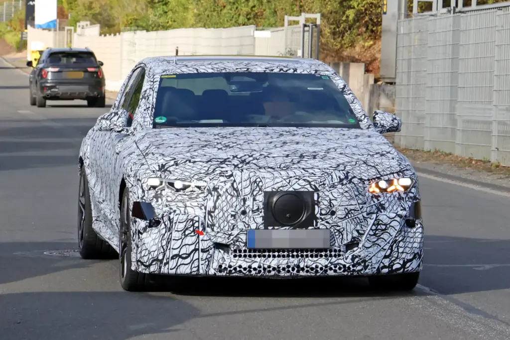 El Mercedes-AMG Clase E eléctrico ya rueda en Nürburgring 3 Motor16 Mercedes AMG Clase E 2028 espia Nurburgring 1 Motor16