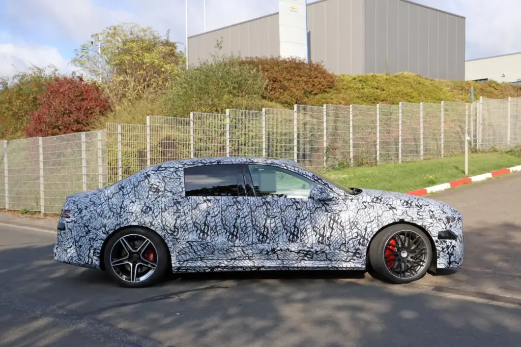 El Mercedes-AMG Clase E eléctrico ya rueda en Nürburgring 12 Motor16 Mercedes AMG Clase E 2028 espia Nurburgring 10 Motor16