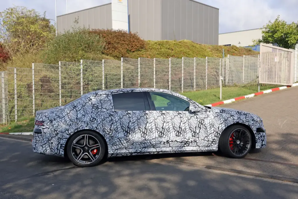 El Mercedes-AMG Clase E eléctrico ya rueda en Nürburgring 2 Motor16 Mercedes AMG Clase E 2028 espia Nurburgring 11 Motor16
