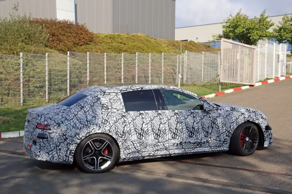 El Mercedes-AMG Clase E eléctrico ya rueda en Nürburgring 14 Motor16 Mercedes AMG Clase E 2028 espia Nurburgring 12 Motor16