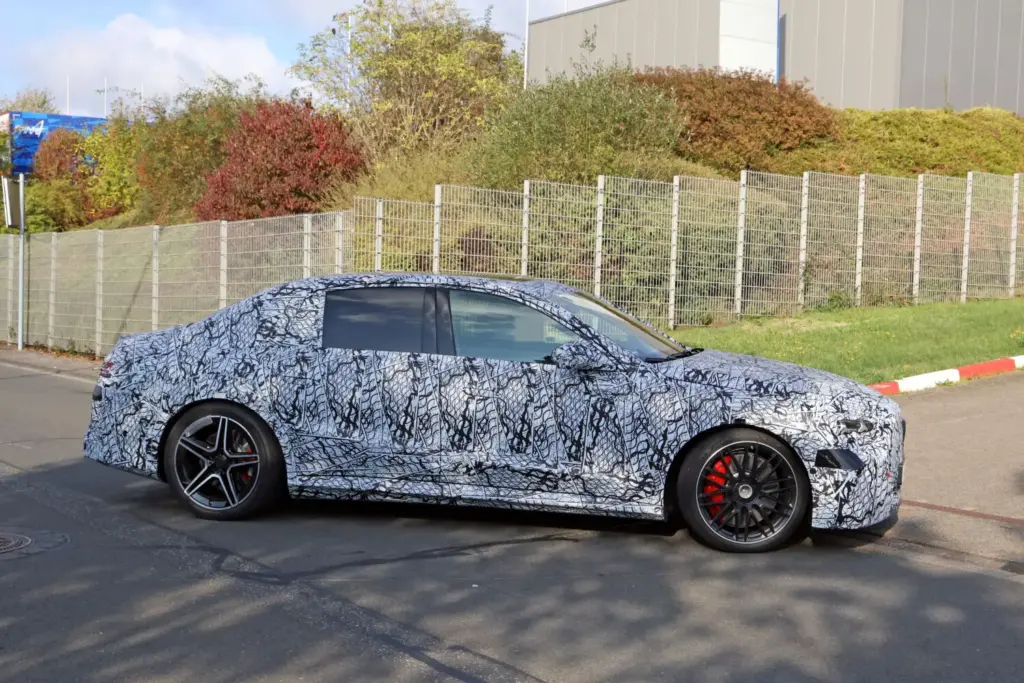 El Mercedes-AMG Clase E eléctrico ya rueda en Nürburgring 11 Motor16 Mercedes AMG Clase E 2028 espia Nurburgring 9 Motor16