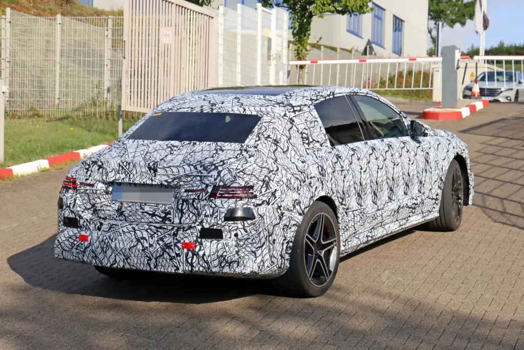 El futuro Mercedes Clase E eléctrico despeja algunas dudas y confirma la versión AMG 35 Motor16 Mercedes AMG Clase E electrico 2028 espia 15 Motor16