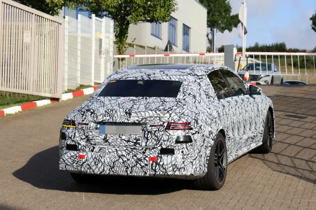 El futuro Mercedes Clase E eléctrico despeja algunas dudas y confirma la versión AMG 37 Motor16 Mercedes AMG Clase E electrico 2028 espia 17 Motor16
