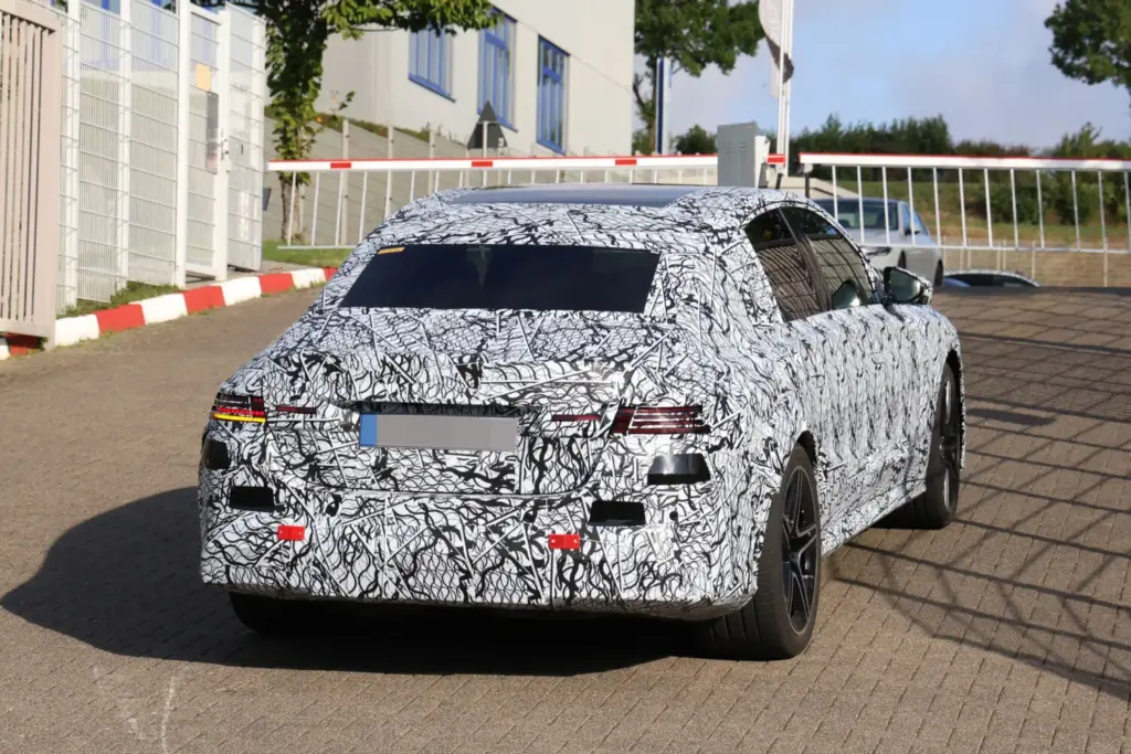 El futuro Mercedes Clase E eléctrico despeja algunas dudas y confirma la versión AMG 38 Motor16 Mercedes AMG Clase E electrico 2028 espia 18 Motor16