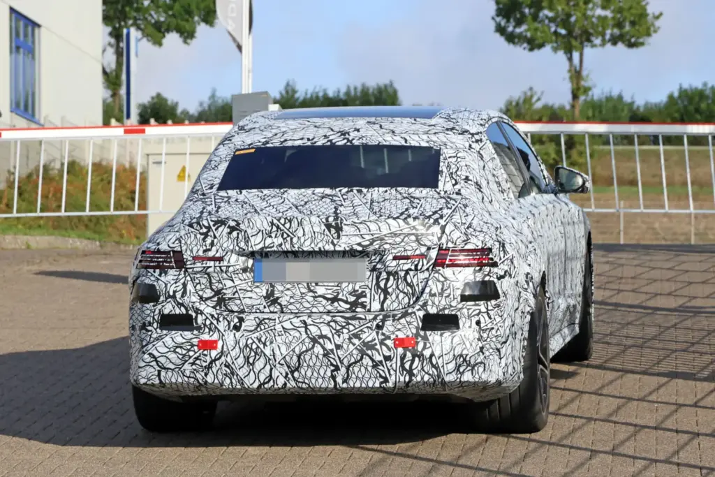 El futuro Mercedes Clase E eléctrico despeja algunas dudas y confirma la versión AMG 40 Motor16 Mercedes AMG Clase E electrico 2028 espia 20 Motor16