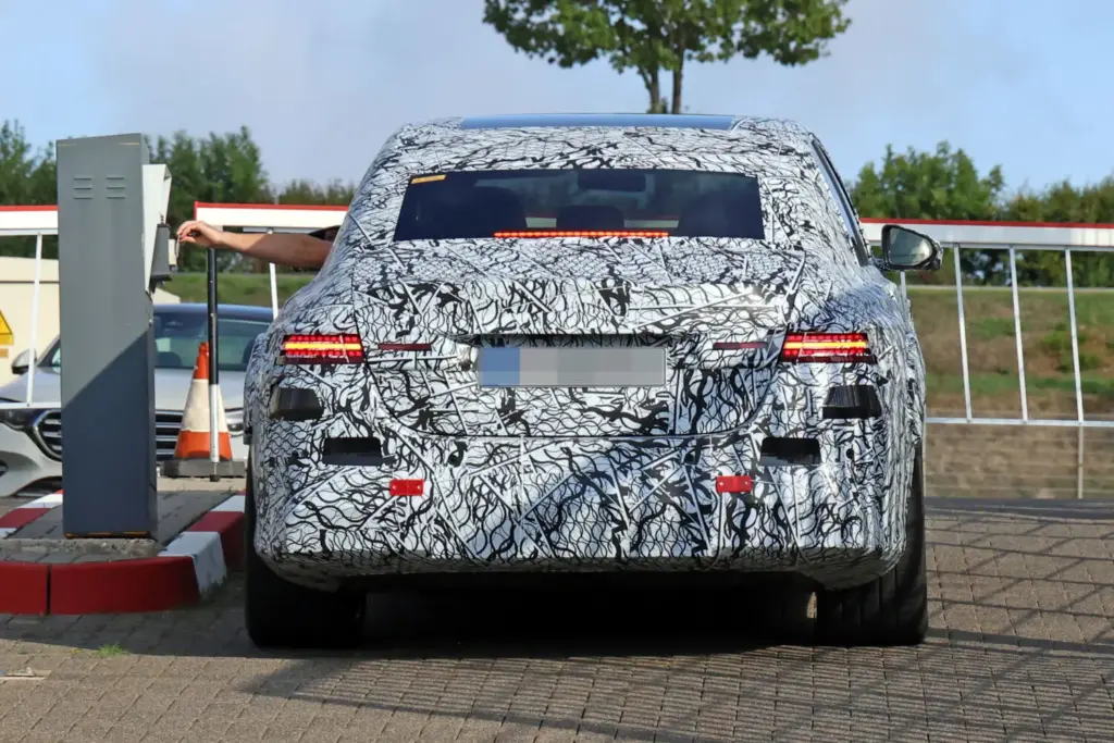 El futuro Mercedes Clase E eléctrico despeja algunas dudas y confirma la versión AMG 2 Motor16 Mercedes AMG Clase E electrico 2028 espia 21 Motor16