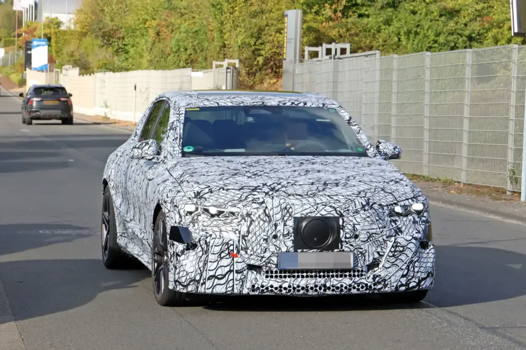 El futuro Mercedes Clase E eléctrico despeja algunas dudas y confirma la versión AMG 23 Motor16 Mercedes AMG Clase E electrico 2028 espia 3 Motor16