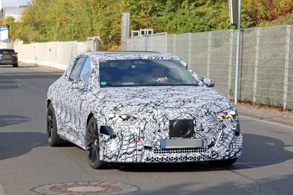 El futuro Mercedes Clase E eléctrico despeja algunas dudas y confirma la versión AMG 24 Motor16 Mercedes AMG Clase E electrico 2028 espia 4 Motor16