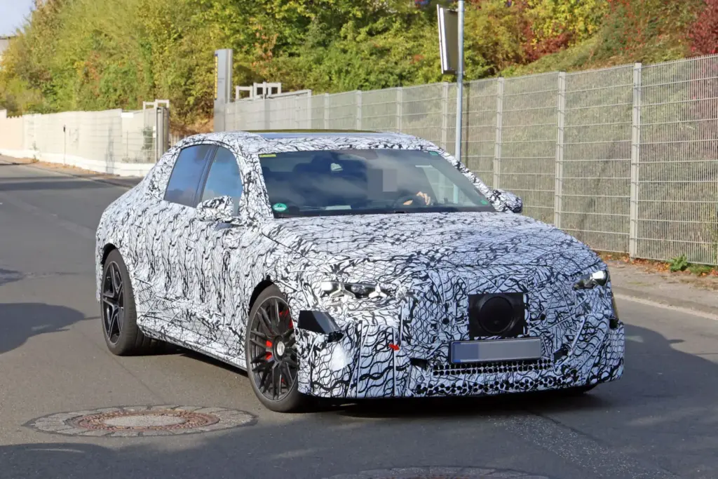 El futuro Mercedes Clase E eléctrico despeja algunas dudas y confirma la versión AMG 25 Motor16 Mercedes AMG Clase E electrico 2028 espia 5 Motor16