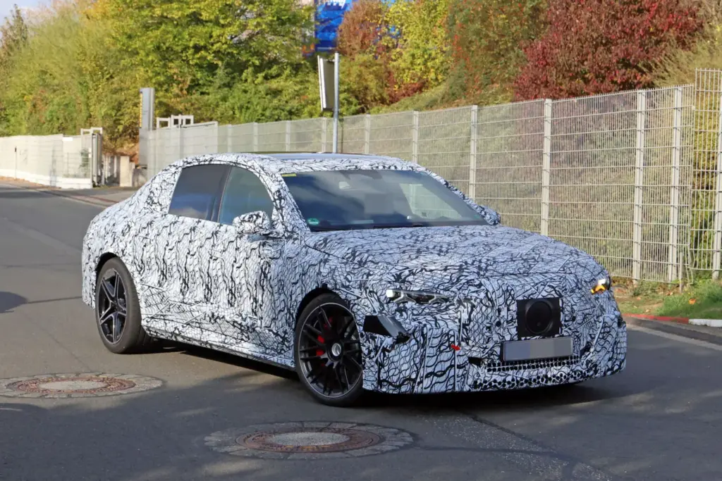 El futuro Mercedes Clase E eléctrico despeja algunas dudas y confirma la versión AMG 26 Motor16 Mercedes AMG Clase E electrico 2028 espia 6 Motor16