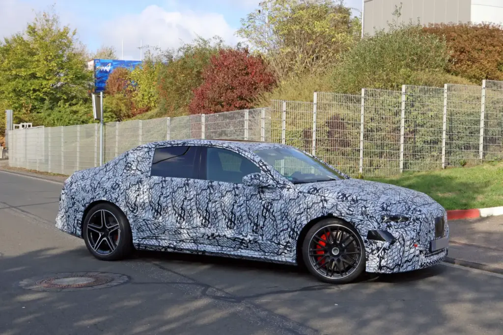 El futuro Mercedes Clase E eléctrico despeja algunas dudas y confirma la versión AMG 28 Motor16 Mercedes AMG Clase E electrico 2028 espia 8 Motor16