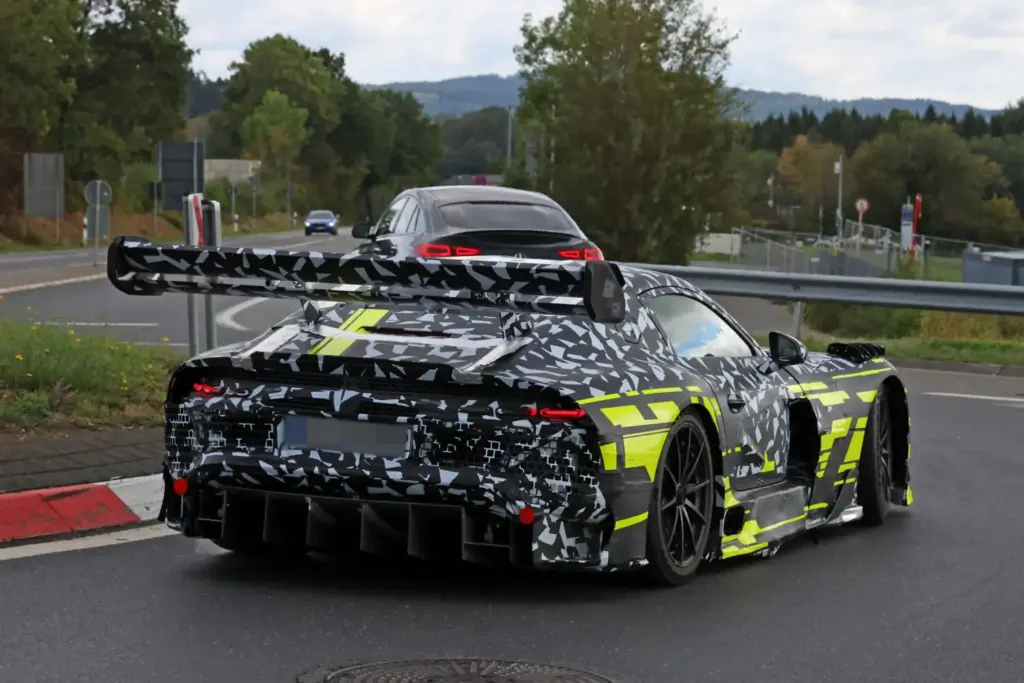 'Cazado' el Mercedes-AMG GT Black Series: Aún más impresionante 2 Motor16 Mercedes AMG GT Black Series 2028 espia 12 Motor16