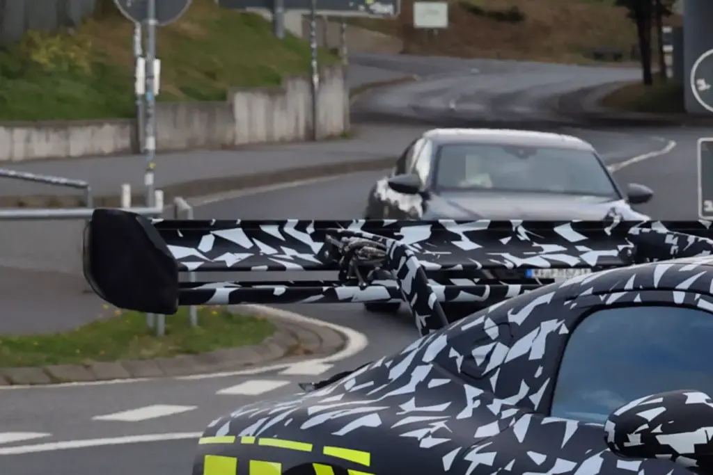 'Cazado' el Mercedes-AMG GT Black Series: Aún más impresionante 8 Motor16 Mercedes AMG GT Black Series 2028 espia 6 Motor16