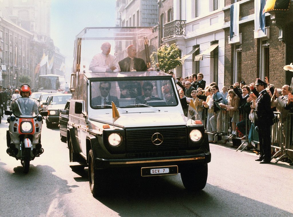 El Papa Juan Pablo II en el primer “Papamóvil” del Vaticano de 1980