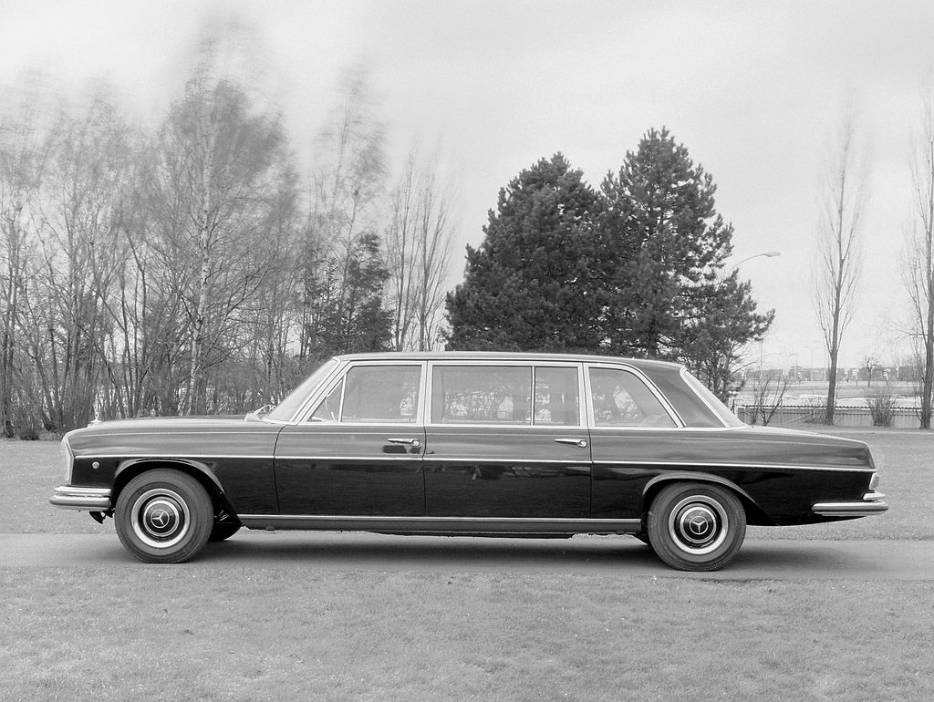 Mercedes-Benz 300 SEL Pullman Limusina (W 109). 