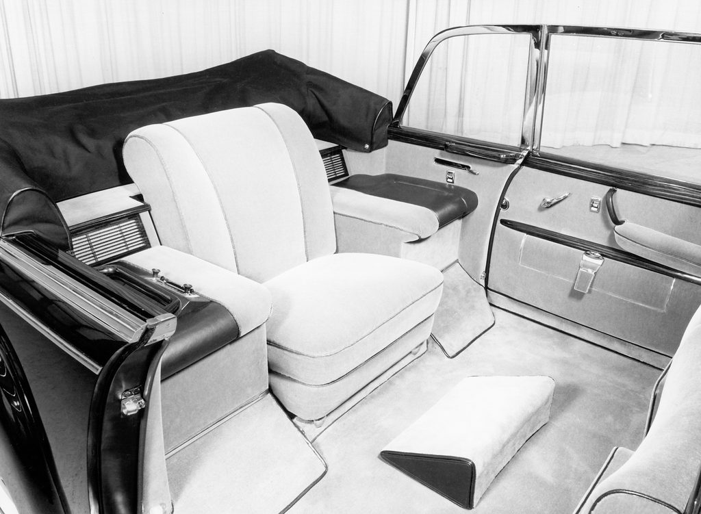 Mercedes Benz 300 d Pullman Landaulet W 189. asiento vaticano Motor16