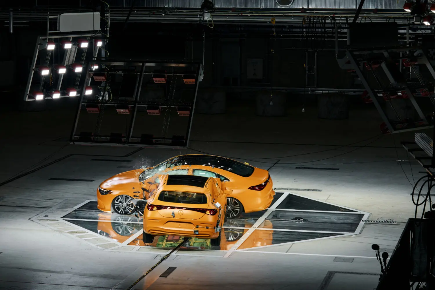 Crash test frontolateral entre dos Mercedes: qué mide el ensayo y qué ADAS actúan antes del golpe