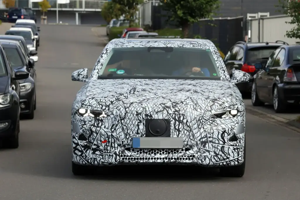 El futuro Mercedes Clase E eléctrico despeja algunas dudas y confirma la versión AMG 4 Motor16 Mercedes Clase E electrico 2028 espia 1 Motor16