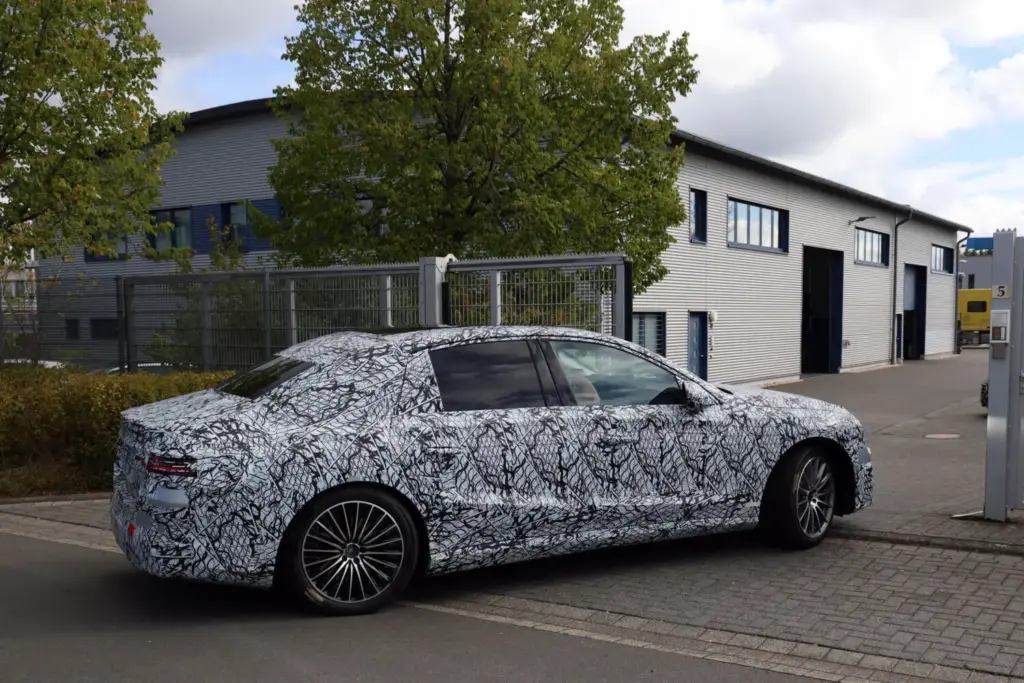 El futuro Mercedes Clase E eléctrico despeja algunas dudas y confirma la versión AMG 13 Motor16 Mercedes Clase E electrico 2028 espia 10 Motor16