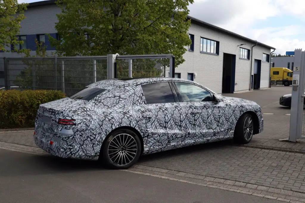 El futuro Mercedes Clase E eléctrico despeja algunas dudas y confirma la versión AMG 14 Motor16 Mercedes Clase E electrico 2028 espia 11 Motor16
