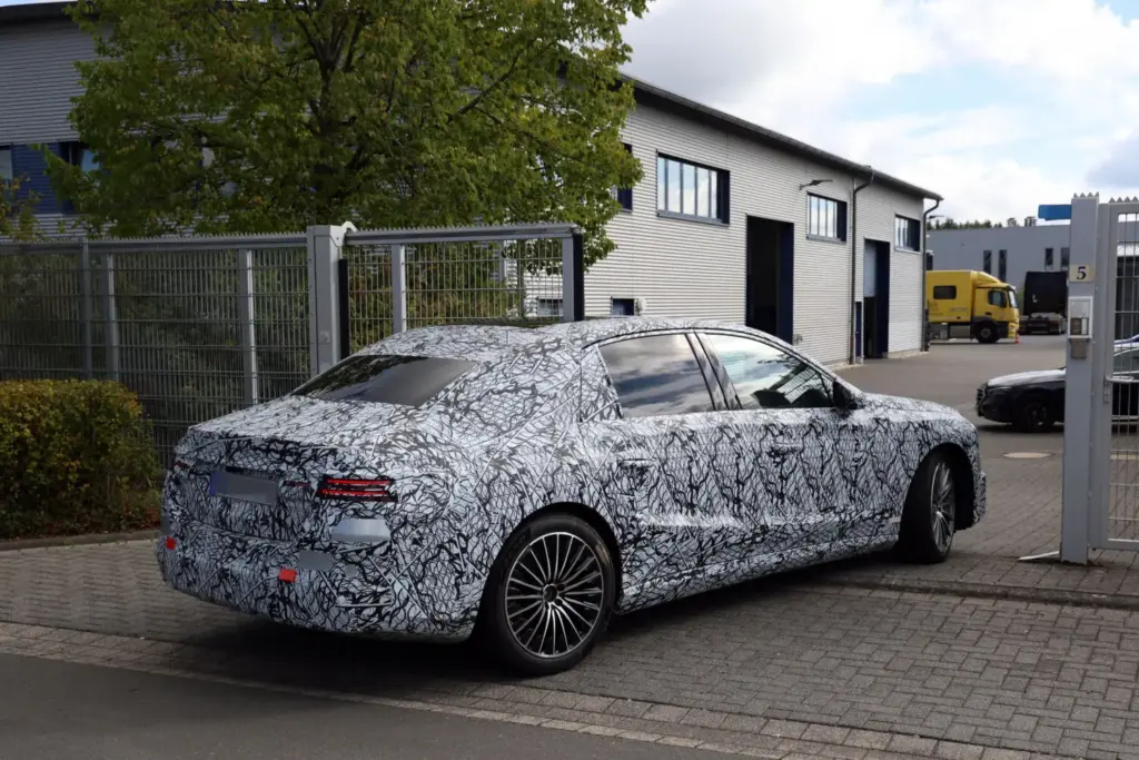 El futuro Mercedes Clase E eléctrico despeja algunas dudas y confirma la versión AMG 15 Motor16 Mercedes Clase E electrico 2028 espia 12 Motor16