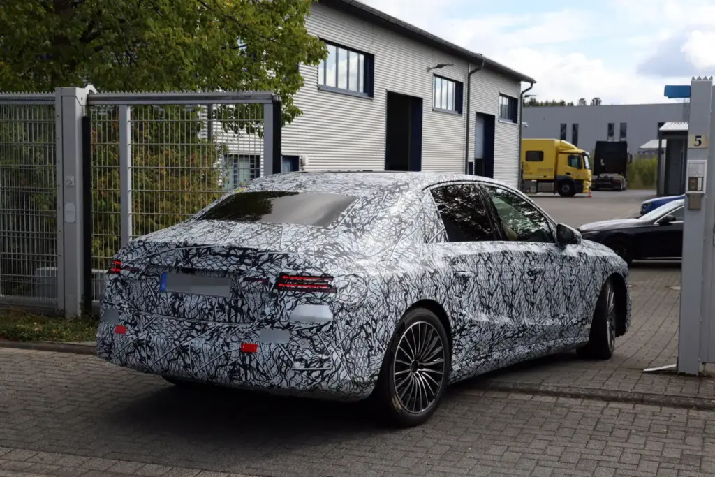 El futuro Mercedes Clase E eléctrico despeja algunas dudas y confirma la versión AMG 16 Motor16 Mercedes Clase E electrico 2028 espia 13 Motor16