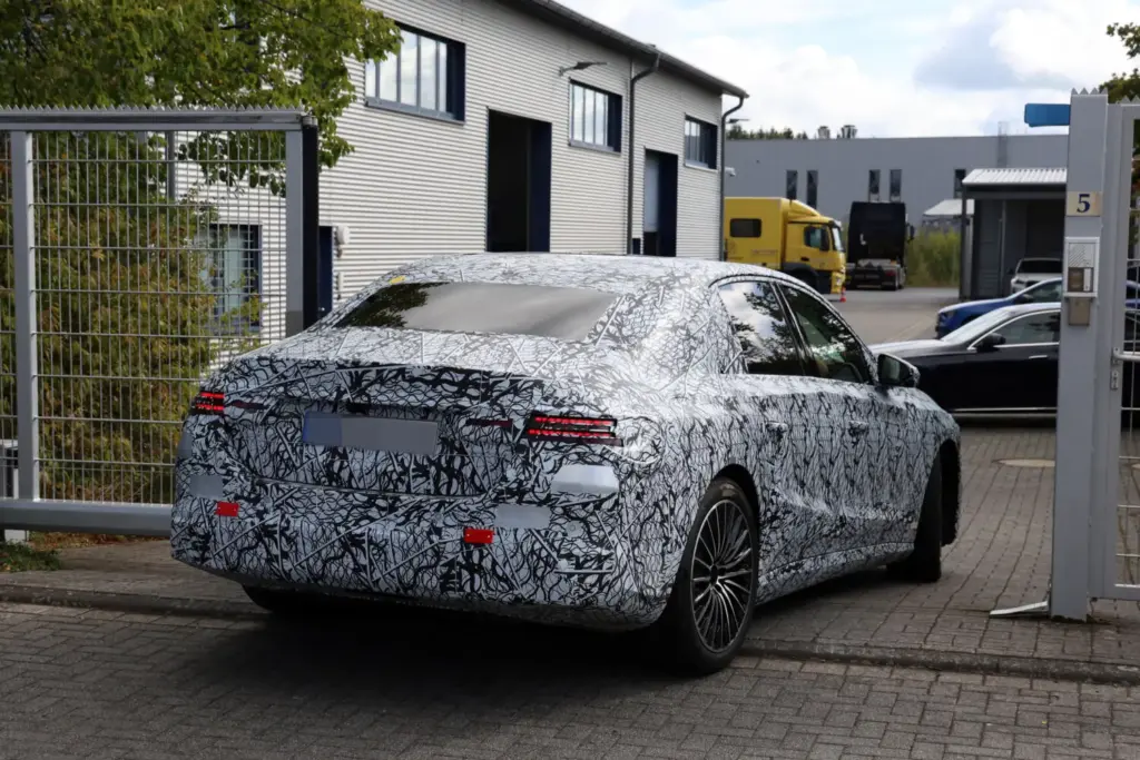El futuro Mercedes Clase E eléctrico despeja algunas dudas y confirma la versión AMG 17 Motor16 Mercedes Clase E electrico 2028 espia 14 Motor16