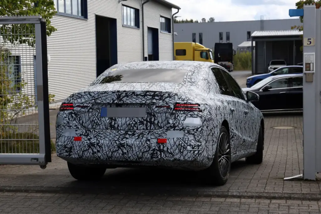 El futuro Mercedes Clase E eléctrico despeja algunas dudas y confirma la versión AMG 18 Motor16 Mercedes Clase E electrico 2028 espia 15 Motor16
