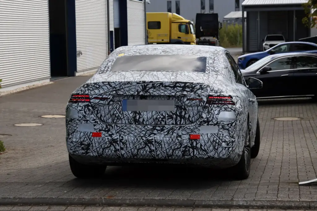 El futuro Mercedes Clase E eléctrico despeja algunas dudas y confirma la versión AMG 19 Motor16 Mercedes Clase E electrico 2028 espia 16 Motor16