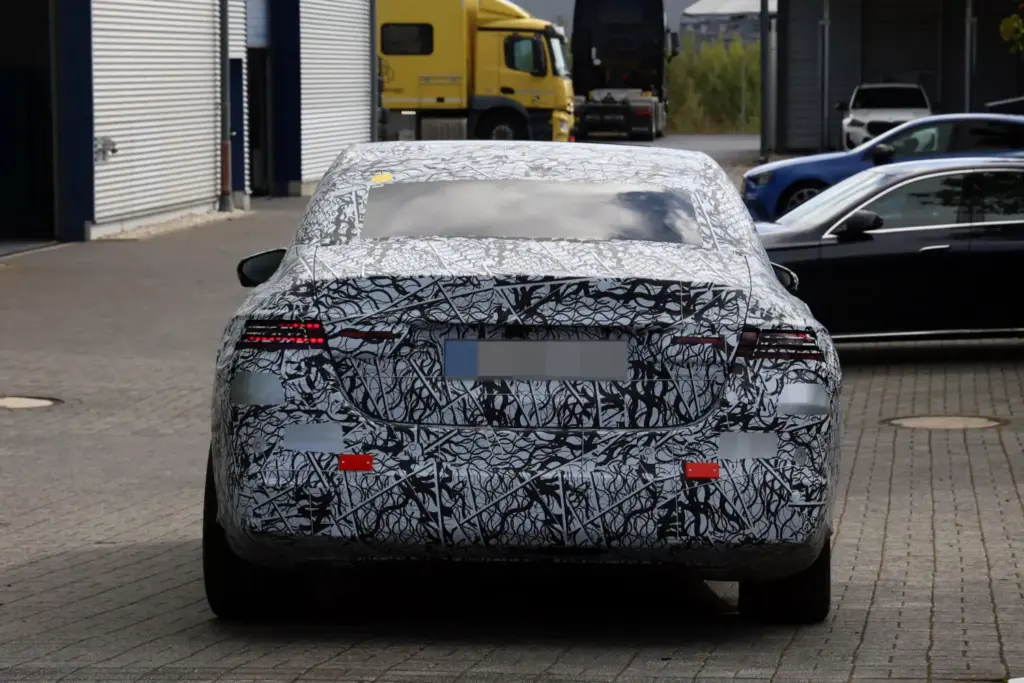 El futuro Mercedes Clase E eléctrico despeja algunas dudas y confirma la versión AMG 20 Motor16 Mercedes Clase E electrico 2028 espia 17 Motor16