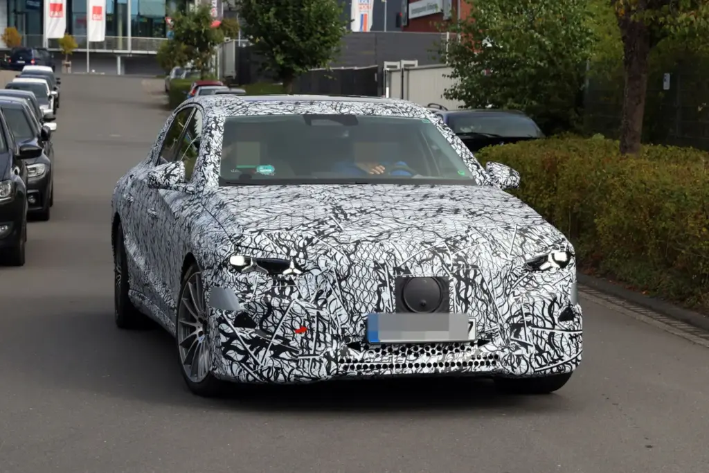 El futuro Mercedes Clase E eléctrico despeja algunas dudas y confirma la versión AMG 6 Motor16 Mercedes Clase E electrico 2028 espia 3 Motor16