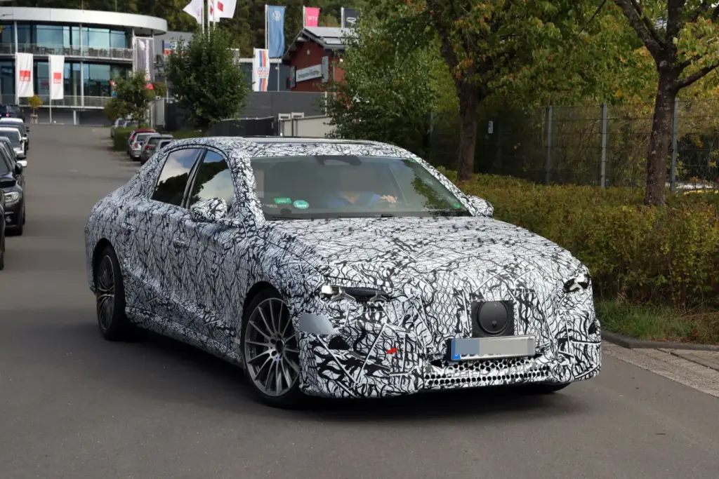 El futuro Mercedes Clase E eléctrico despeja algunas dudas y confirma la versión AMG 7 Motor16 Mercedes Clase E electrico 2028 espia 4 Motor16