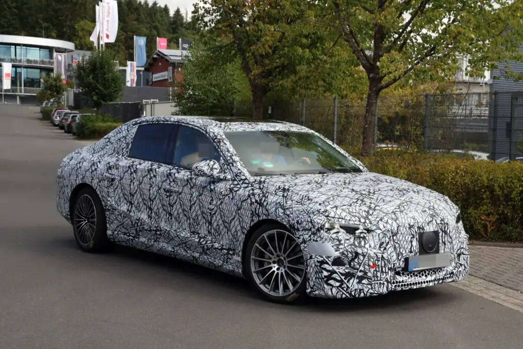 El futuro Mercedes Clase E eléctrico despeja algunas dudas y confirma la versión AMG 8 Motor16 Mercedes Clase E electrico 2028 espia 5 Motor16