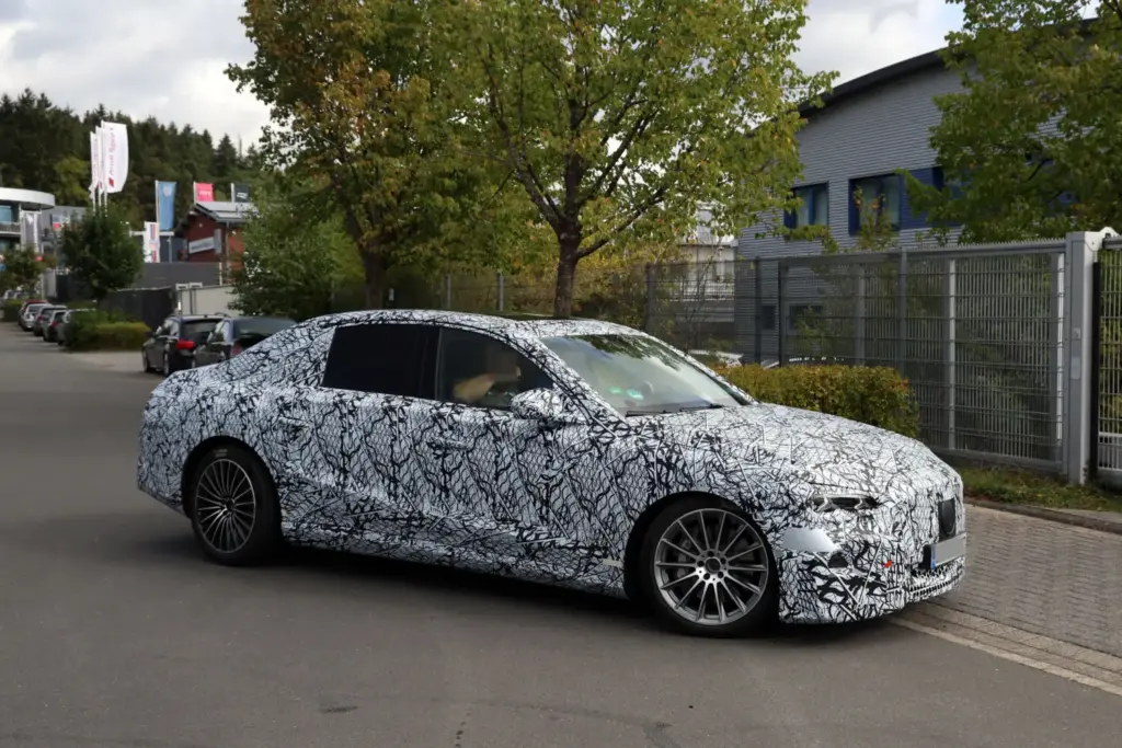 El futuro Mercedes Clase E eléctrico despeja algunas dudas y confirma la versión AMG 9 Motor16 Mercedes Clase E electrico 2028 espia 6 Motor16