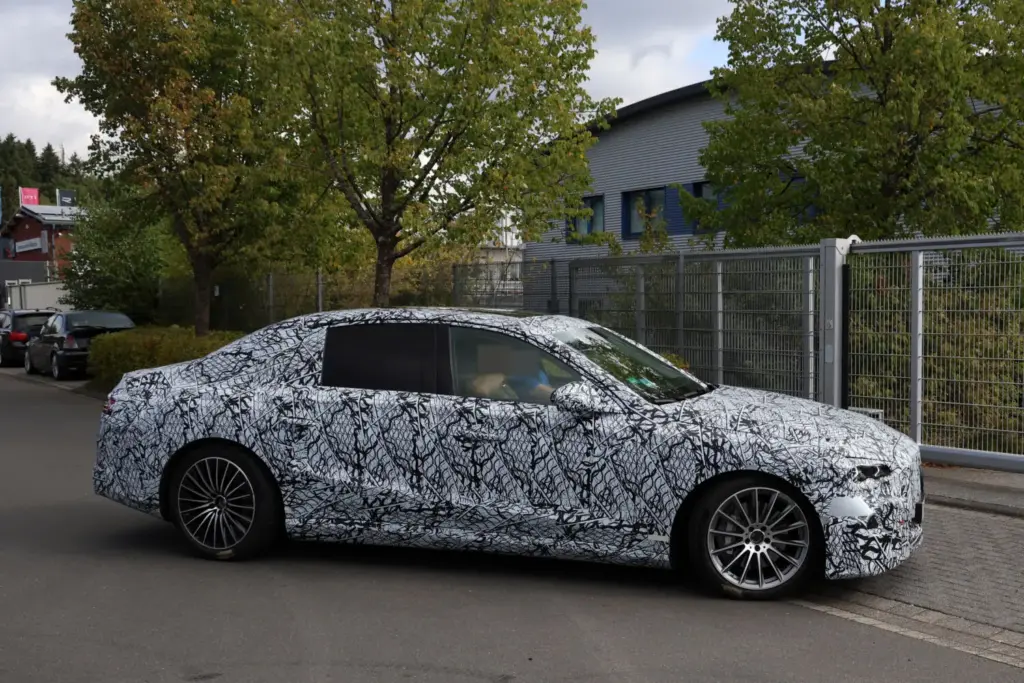 El futuro Mercedes Clase E eléctrico despeja algunas dudas y confirma la versión AMG 10 Motor16 Mercedes Clase E electrico 2028 espia 7 Motor16