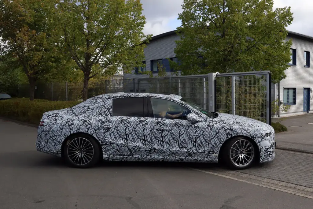 El futuro Mercedes Clase E eléctrico despeja algunas dudas y confirma la versión AMG 1 Motor16 Mercedes Clase E electrico 2028 espia (8)