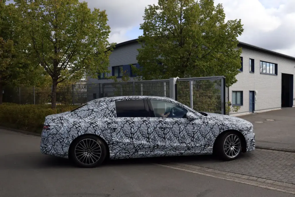 El futuro Mercedes Clase E eléctrico despeja algunas dudas y confirma la versión AMG 12 Motor16 Mercedes Clase E electrico 2028 espia 9 Motor16