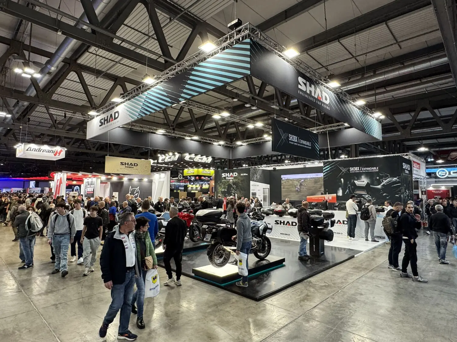 SHAD prepara en EICMA un nuevo sistema de equipaje sin soportes y amplía su gama de protección