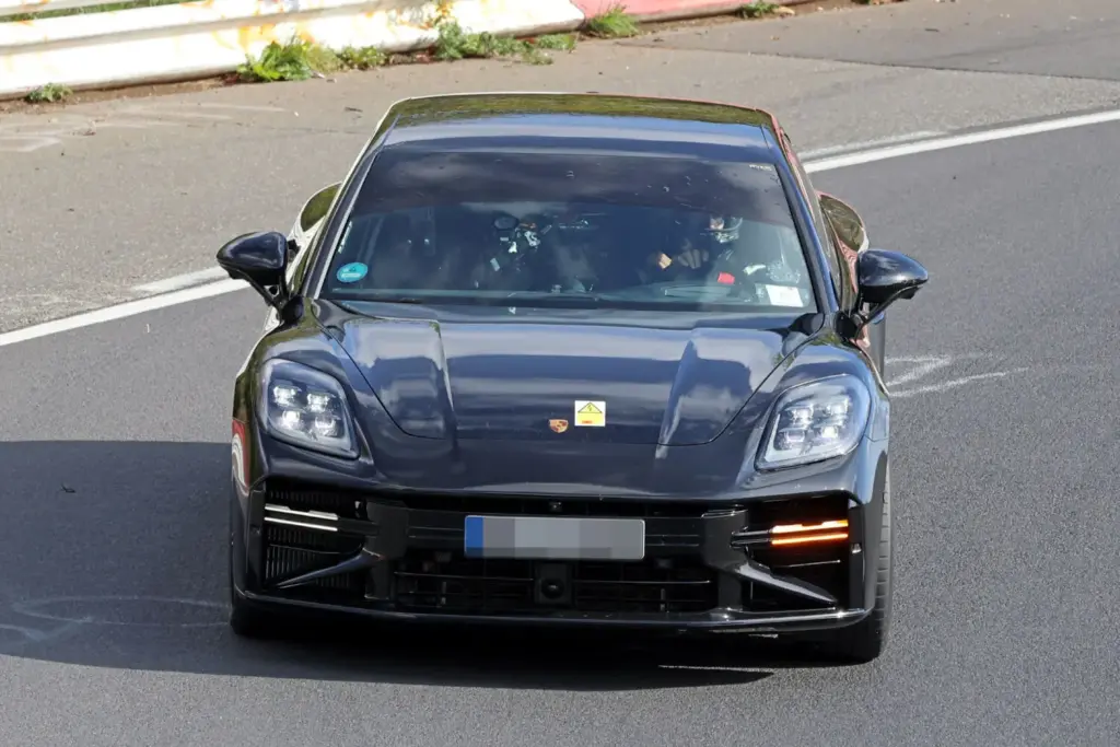 Porsche Panamera 2027: imágenes espía del restyling prácticamente sin camuflaje 4 Motor16 Porsche Panamera FL 2028 espia 1 Motor16